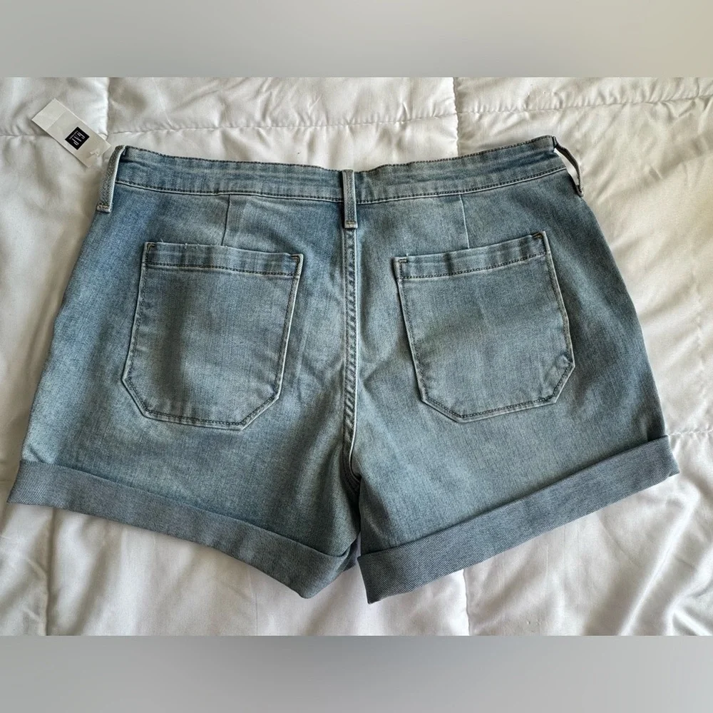 GAP shorts girlfriend
